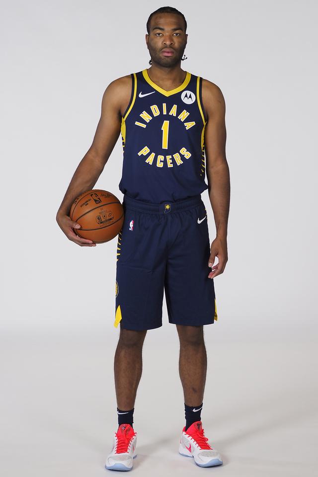 赛后他在接 赛后他在接