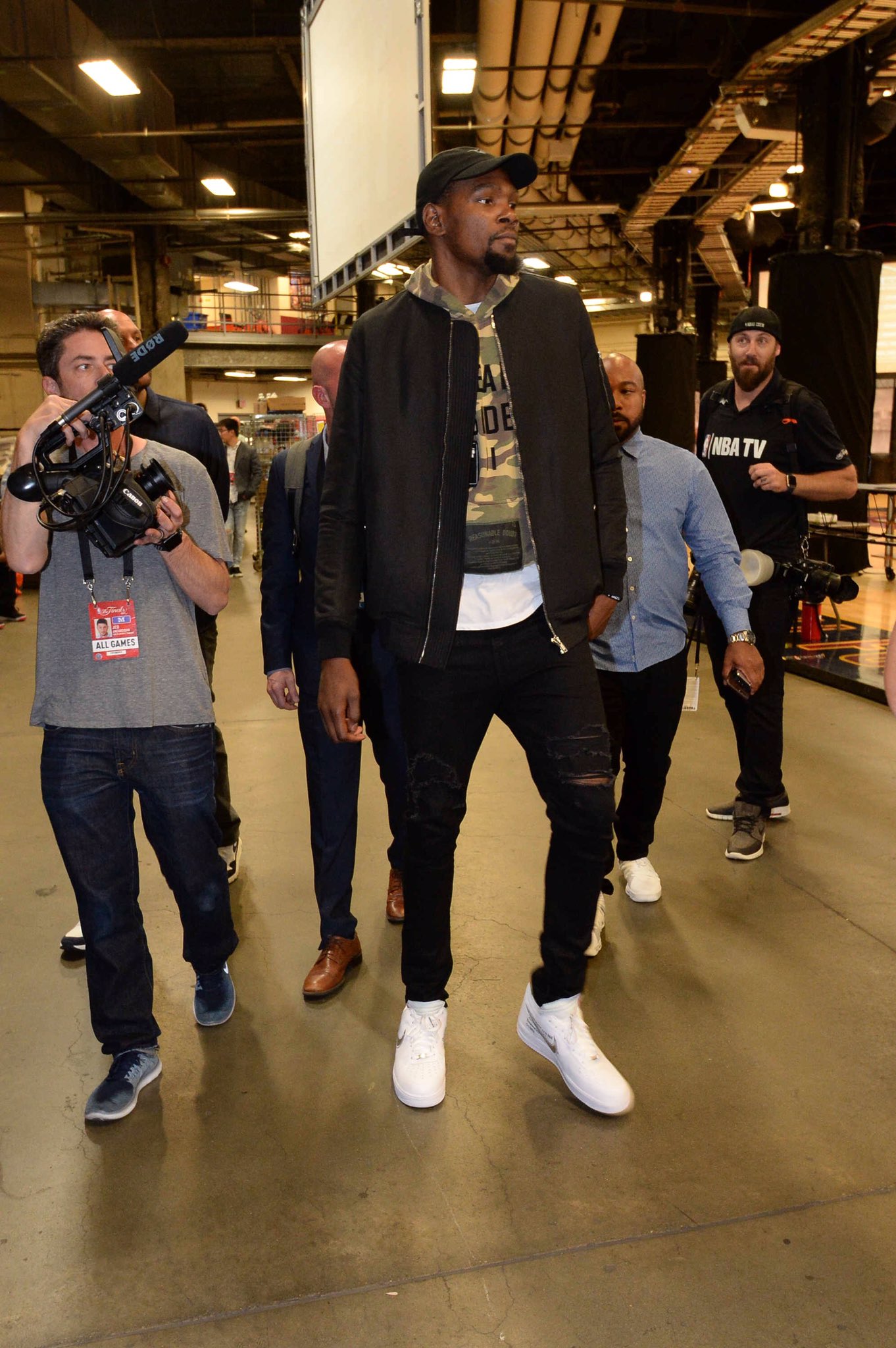 与兵营之间 与兵营之间